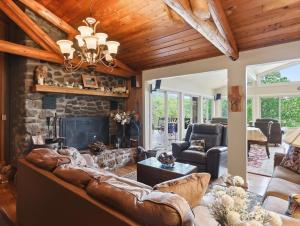 Lake Escape to an Elegant 4 Br Home 3 bath Home