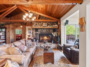 Lake Escape to an Elegant 4 Br Home 3 bath Home