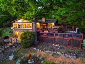 Lake Escape to an Elegant 4 Br Home 3 bath Home