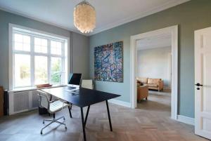 Herskabslejlighed Med Have Nær Strand Og Centrum