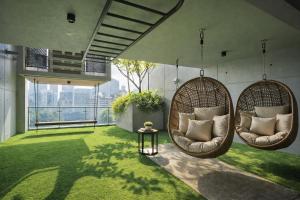 Ceylonz Suites KLCC Infinity Pool by KL Tower View