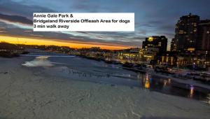 Riverfront Condo - Free Parking, Walk DT, Sleep 4