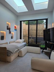 Skylit Suite, Desk, BBQ, Free Park, 20 min CBD