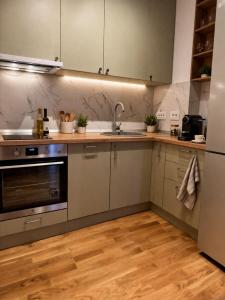 Modern Apartment | Metro Front | Netflix | Balcony