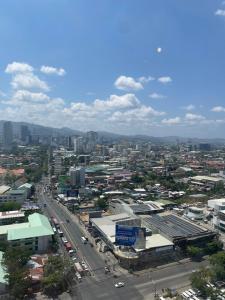 La Maria Rentals - Modern Stay Steps to SM Cebu with Netflix & Wi-Fi