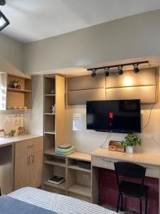 La Maria Rentals - Modern Stay Steps to SM Cebu with Netflix & Wi-Fi