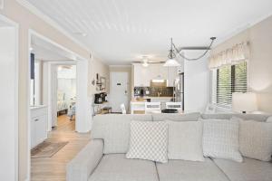 2BR Beach Villa with Balcony Pool Tennis Access