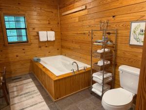 Nature Oasis - Hot Tub & Fire Pit - Near Fish Pond