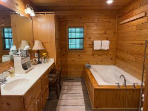 Nature Oasis - Hot Tub & Fire Pit - Near Fish Pond