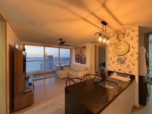 Amplio y Lujoso Apartamento - Vista al mar y Cerca al centro PISO ALTO