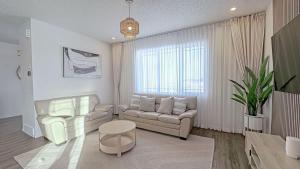 Bright 5BR Family Retreat 15 min to YYC