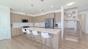 Bright 5BR Family Retreat 15 min to YYC