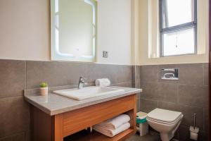 Quiet 2BR with Valley Views 10 Min to UN