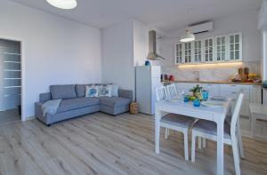 241 - Quadrilo completamente ristrutturato al secondo piano, vista mare 50 mt dalla spiaggia - WI FI e SPIAGGIA INCLUSA
