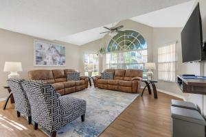 Laguna Bay Bright Family Escape