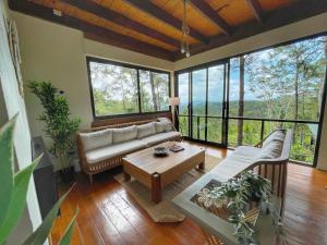 Escpate al Bosque Villa Completa Piscina BBQ Hasta 12 Huspedes