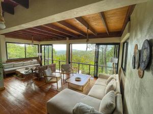 Escpate al Bosque Villa Completa Piscina BBQ Hasta 12 Huspedes