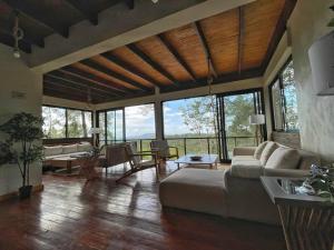 Escpate al Bosque Villa Completa Piscina BBQ Hasta 12 Huspedes