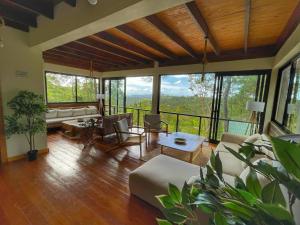 Escpate al Bosque Villa Completa Piscina BBQ Hasta 12 Huspedes
