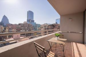 Stylish 1BR Apt Oasis Steps from Costanera Center