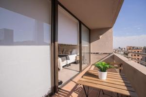 Stylish 1BR Apt Oasis Steps from Costanera Center