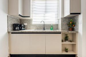 Modern 3BR Apt w AC & Parking Sleeps 6