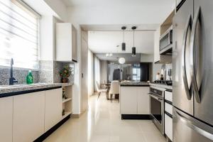 Modern 3BR Apt w AC & Parking Sleeps 6