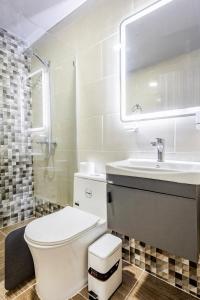 Modern 3BR Apt w AC & Parking Sleeps 6