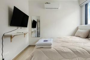 Modern 3BR Apt w AC & Parking Sleeps 6