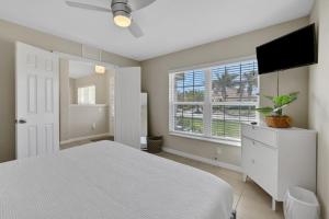 Dog-friendly home with an 8 minute walk to beach access