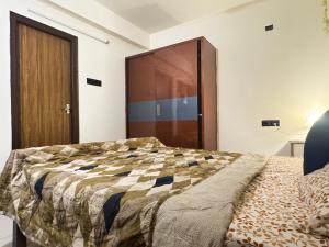 Chic 2BHK Cosy Escape - Near City Centre & IT Hubs