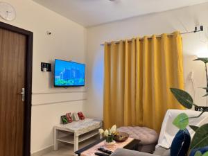 Chic 2BHK Cosy Escape - Near City Centre & IT Hubs