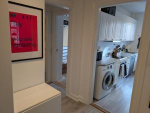 Cozy 2 bedroom close to train, city, and Beach