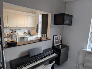 Cozy 2 bedroom close to train, city, and Beach