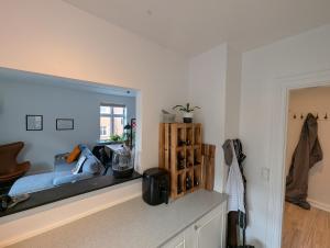 Cozy 2 bedroom close to train, city, and Beach