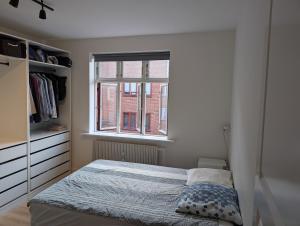 Cozy 2 bedroom close to train, city, and Beach