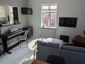 Cozy 2 bedroom close to train, city, and Beach