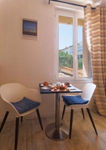 Le Coeur de la Vieille Ville Antibes la plage le port la gare à deux pas