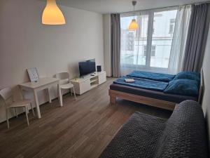 Centre Design Suite O2 Arena - Parking - large glass balcony - big TV - Coffee, 24-7 Self Check-in