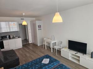 Centre Design Suite O2 Arena - Parking - large glass balcony - big TV - Coffee, 24-7 Self Check-in