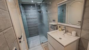 Stylish 2-Bedroom Apartment with Terrace