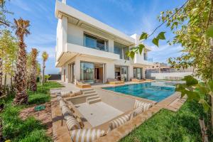 Luxury 6BR Villa with Pool & Cinema Near Center