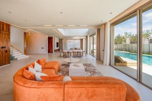 Luxury 6BR Villa with Pool & Cinema Near Center