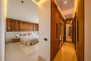 Luxury 6BR Villa with Pool & Cinema Near Center