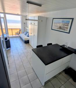 Modern studio direct Seaview & free parking