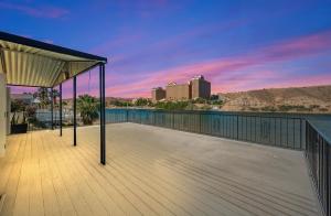 Modern Waterfront Private Dock& Balcony