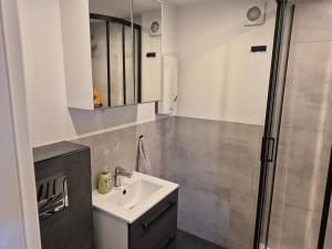 Drewniany domek nad jeziorem w Sitnie