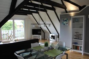 Moderne FeWo mit Balkon in ruhiger Lage