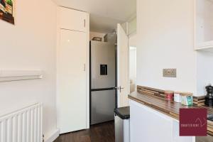 Teddington One Bedroom Flat Parking