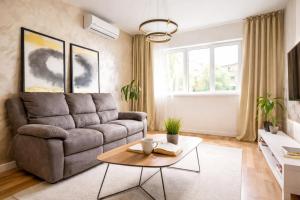 Chic Designer 2 BDR Central Apt Near Metro&Dining